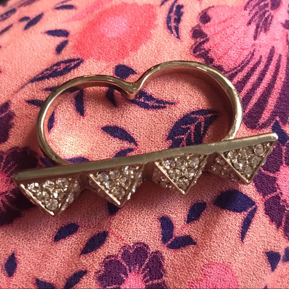 Gold toned 2 finger ring with crystal detailing 💕 - Picture 2 of 5